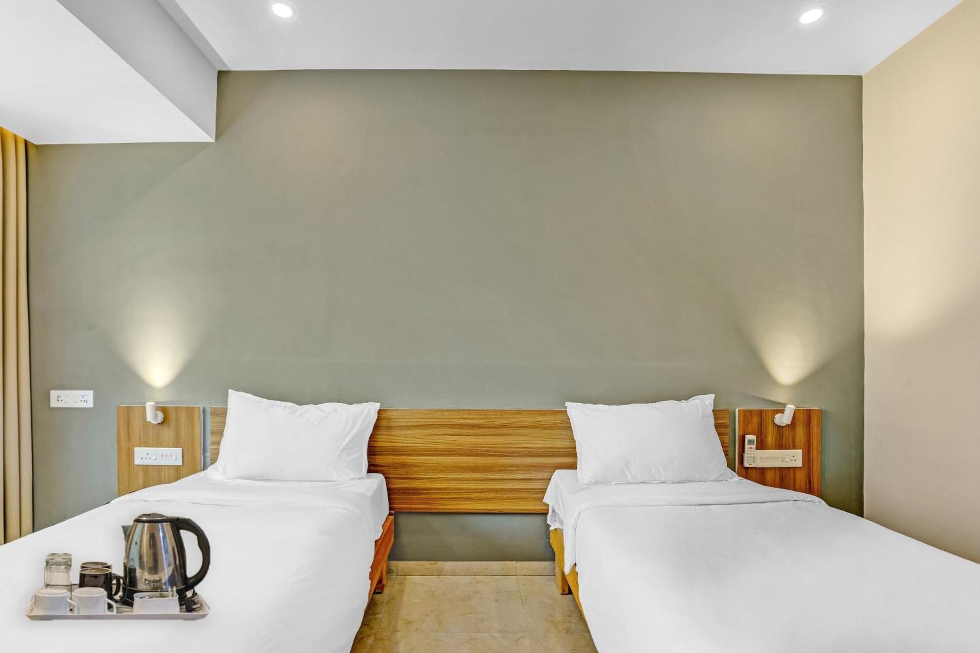 Отель Townhouse Somani Apta Экстерьер фото