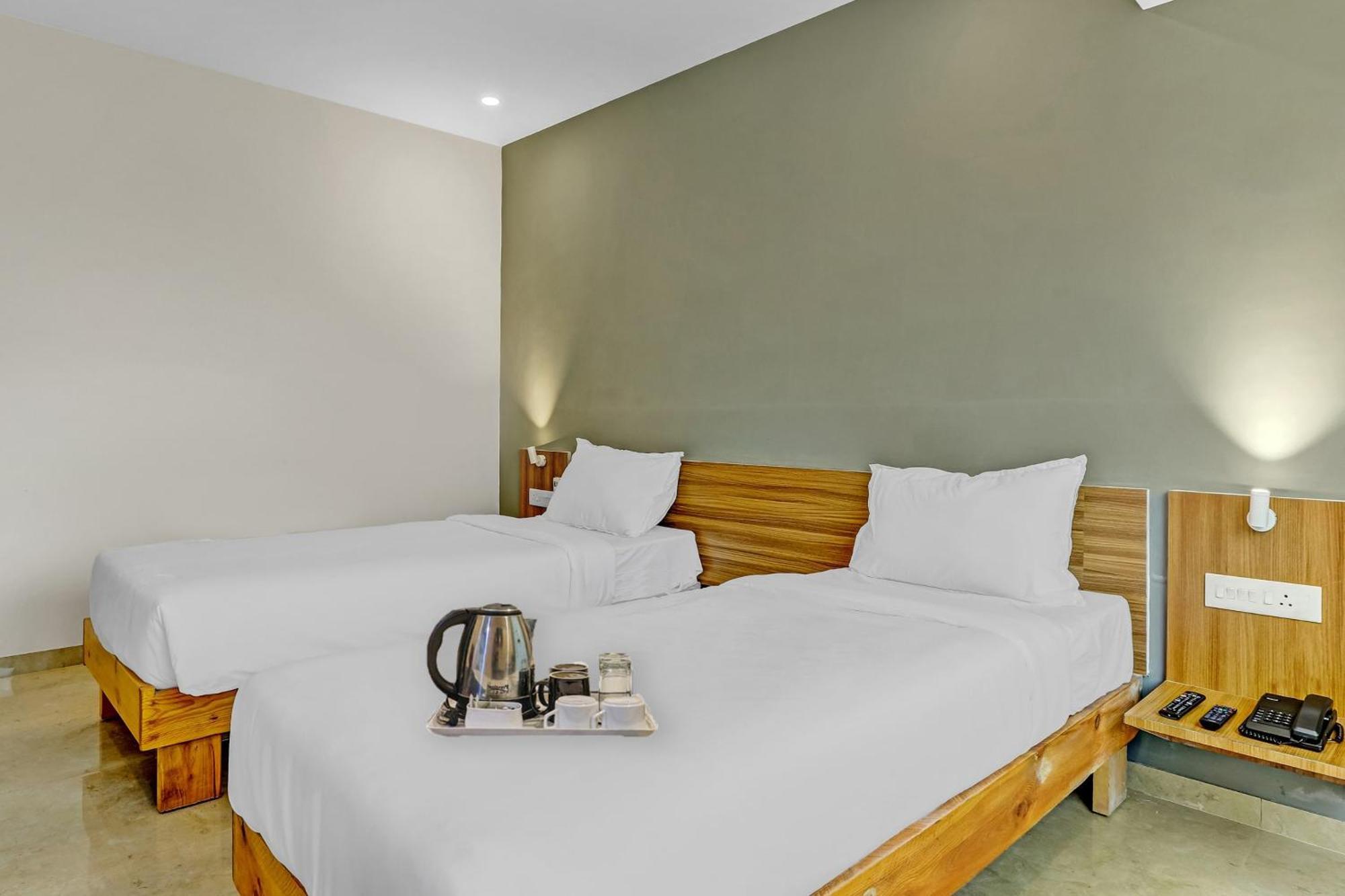 Отель Townhouse Somani Apta Экстерьер фото