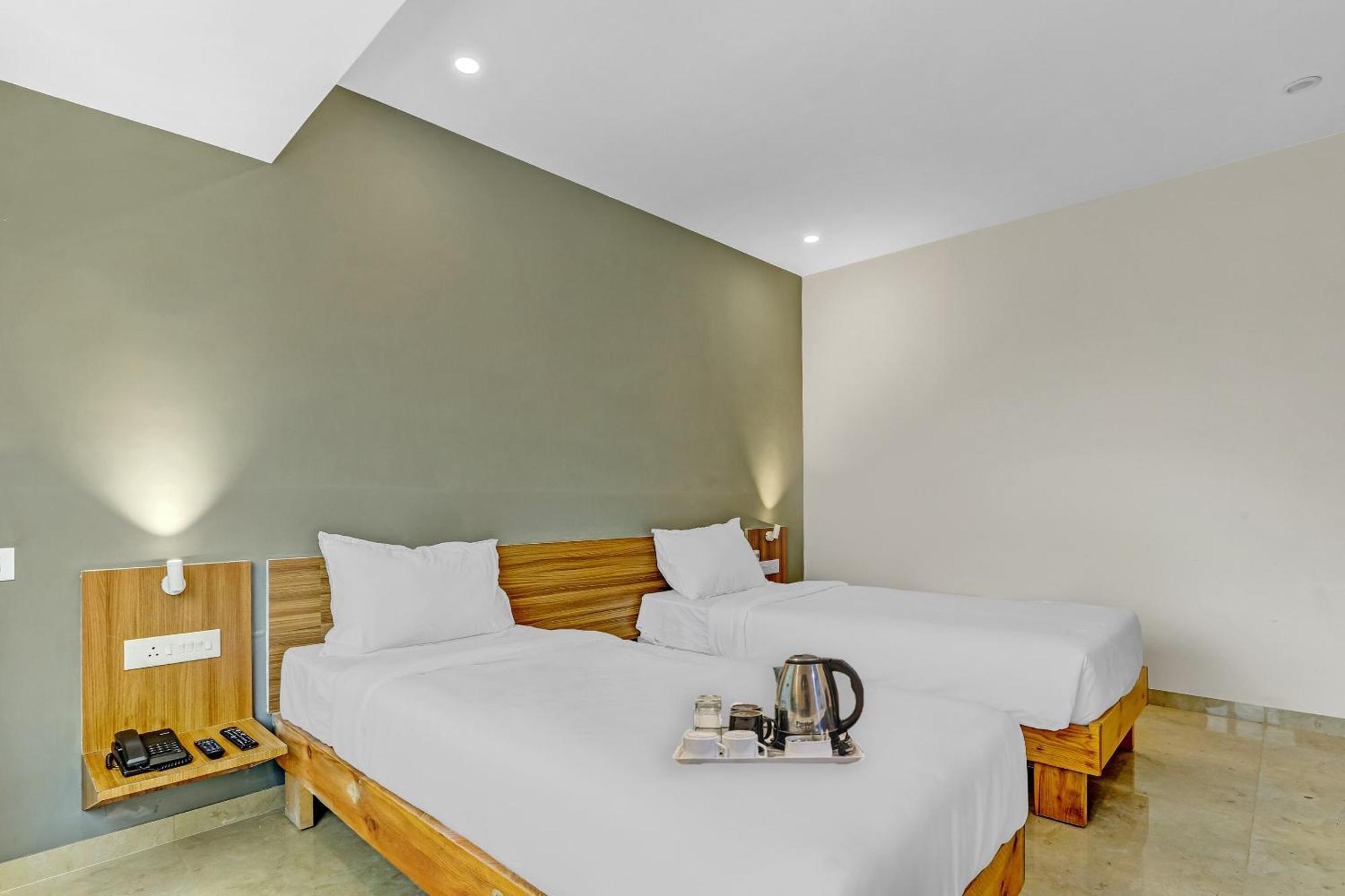 Отель Townhouse Somani Apta Экстерьер фото